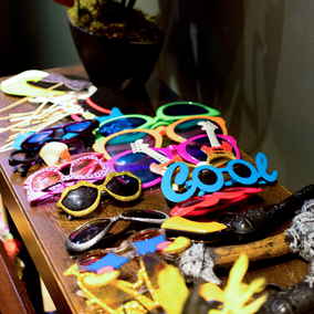 photobooth props, waaronder hoeden, snorren, brillen en borden