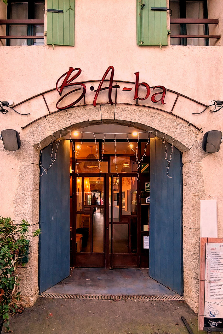 Entrée du restaurant bistronomique le B.A.ba centre-ville Gruissan