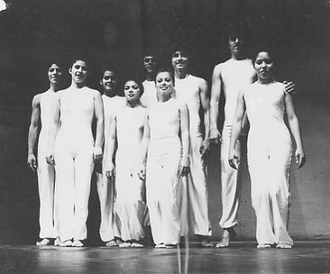 Rocio avec le groupe de danse Taa Yilerum (Les Danseurs du Soleil)