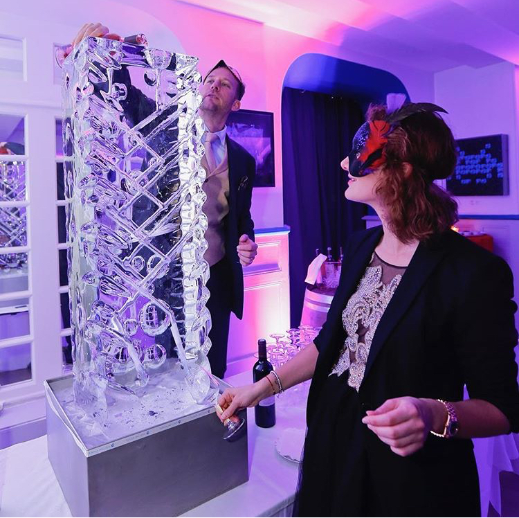 Ice luge, fontaine à boisson, sculpture sur glace