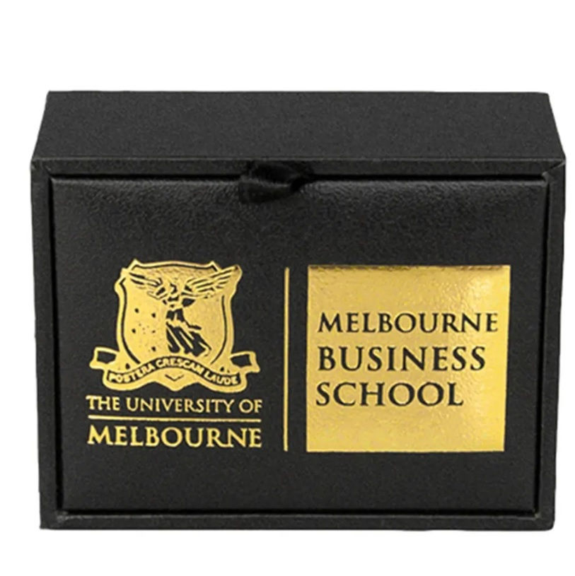 Miniatyrbild: Svart förpackning, box med Melbourne Buisness School logo