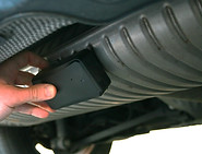 Onntrack-Portable-PRO-magneet-GPS-Tracker-onder-auto-2-scaled.jpg