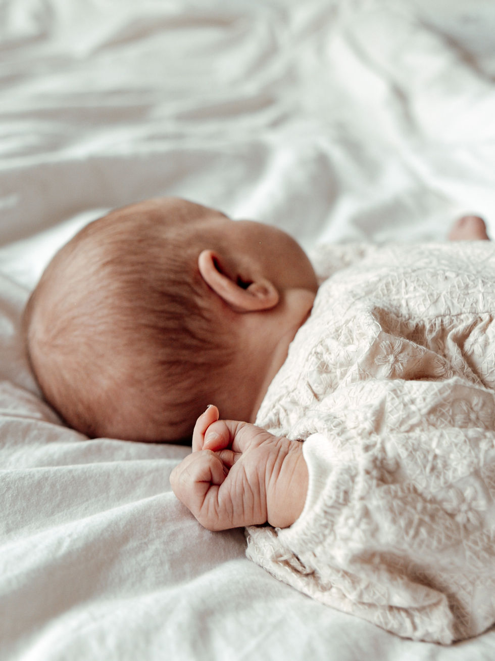 Close-up van pasgeboren baby handjes en voetjes tijdens een newborn fotoshoot bij een gezin thuis in Dordrecht en Rotterdam regio