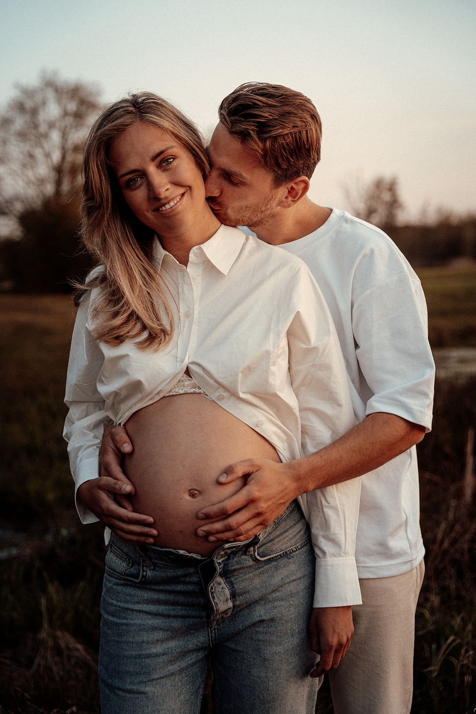 Goldenhour zwangerschapsshoot in de natuur in Dordrecht en omgeving