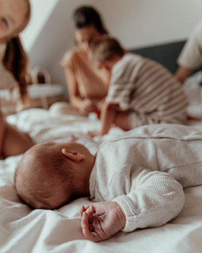 Pasgeboren baby op het grote bed newborn lifestyle shoot Rotterdam thuis