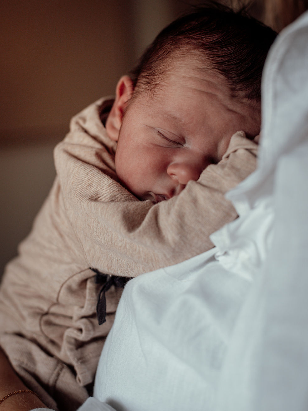 Detailfoto van pasgeboren baby tijdens newborn shoot thuis in Dordrecht en Rotterdam met zacht natuurlijk licht