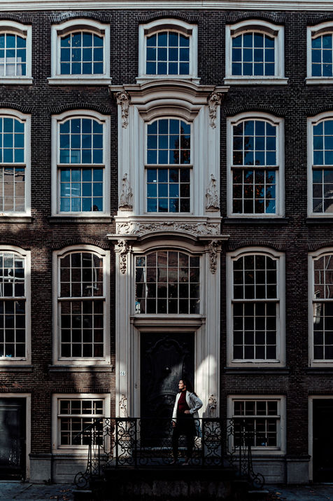 Branding shoot Rotterdam vrouwelijke ondernemer op stedelijke buitenlocatie