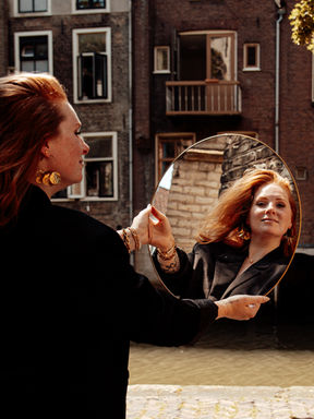 Branding shoot Rotterdam vrouwelijke ondernemer op stedelijke buitenlocatie