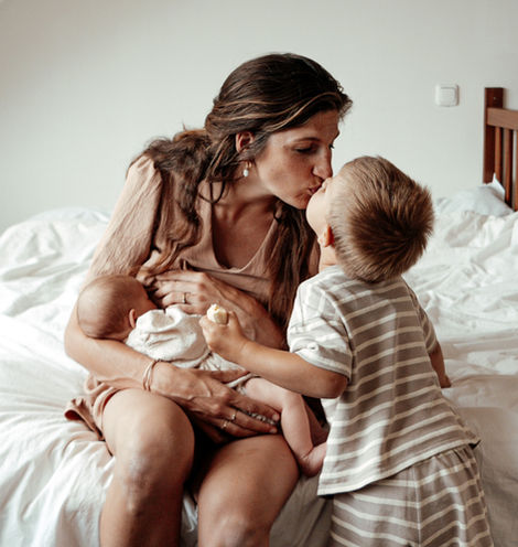 Gezin met pasgeboren baby newborn fotoshoot Dordrecht thuis