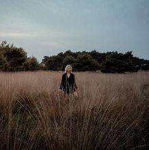 Branding shoot omgeving Rotterdam vrouwelijke ondernemer op natuurlijke buitenlocatie