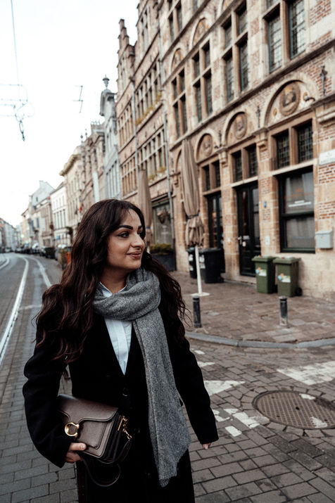 Branding shoot Gent vrouwelijke ondernemer op stedelijke buitenlocatie
