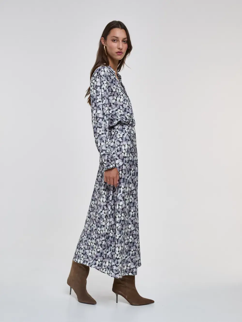 Dahlia Fluid Fabric Floral All Over Print Skirt in Lavender