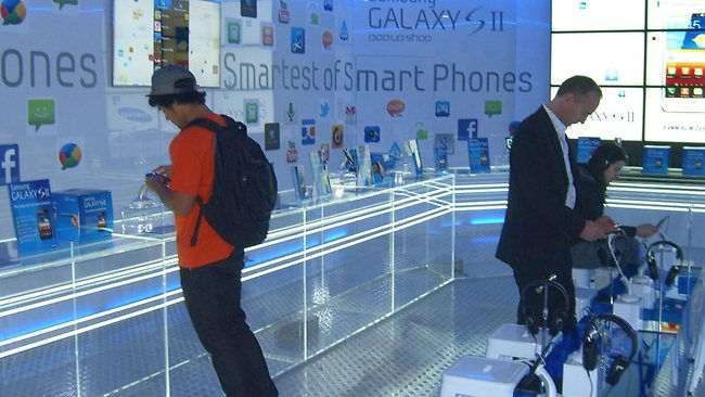 727366-samsung-galaxy-sii-store.jpg