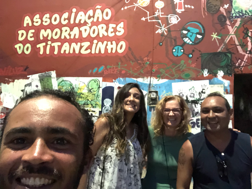 Pedro Fernandes, Nataska, Deisimer e Gleison em frente a Associação .HEIC