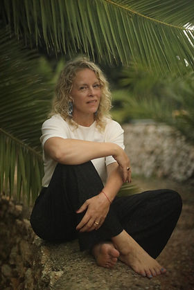 20251012_annahaerlin_nellyesther_mallorca9347_edited.jpg