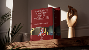 James F. Masterson’ın Narsistik ve Borderline Kişilik Bozuklukları (Bir Bütüncül Gelişimsel Yaklaşım) adlı eseri için kurgulanan kitap dizgi-mizanpaj çalışması, psikiyatri ve klinik psikoloji literatürünün akademik ağırlığını sanatsal bir derinlikle taçlandıran son derece profesyonel bir tasarımdır. Kapakta tercih edilen derin bordo fon, zihnin dehlizlerini ve klinik ciddiyeti sembolize ederken; üst bölüme merkezlenen beyaz renkli, asil ve okunaklı serif başlık tipografisi ile yazar ismi arasında kusursuz bir hiyerarşik denge kurulmuştur. Alt yarıda yırtılmış bir kağıt efektiyle mizanpaja dahil edilen sürrealist ve kübist detaylar barındıran çok katmanlı insan figürü illüstrasyonu, bölünmüş kişilik yapılarını ve narsistik-borderline karmaşasını kavramsal düzlemde harika bir biçimde somutlaştırmaktadır. En altta yer alan "Litera Yayıncılık" kurumsal amblemi ve sağ köşedeki minimal "2. Baskı" ibaresinin matematiksel simetrisiyle tamamlanan bu editoryal mizanpaj, bilimsel ve klinik yayıncılık standartlarının portfolyonuzda ne denli prestijli, hatasız ve çağdaş sergilenebileceğini gösteren güçlü bir modeldir.