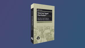 Âkif Emre'nin bütün eserleri serisinin 15. cildi olan Sınırsız İşgal Haritaları (Birinci Kitap) için kurgulanan kitap dizgi-mizanpaj tasarımı, serinin kimlik bütünlüğünü korurken coğrafi temaya uygun renk ayrışmasını başarıyla yerine getiren elit bir çalışmadır. Kapakta tercih edilen soft zeytin yeşili/haki tonlarındaki desenli arka plan, alt haznede yer alan monokrom kalabalık ve şemsiyeli insan topluluğu görseliyle birleşerek Balkanlar'dan Arakan'a uzanan insani ve siyasi dramı estetik bir dille dışa vurmaktadır. Üstteki siyah blok içinde yükselen beyaz sans-serif başlık tipografisi ve altındaki gri şerit vurgusu okuma ritmini mükemmel şekilde yönlendirirken, tüm metinlerin satır yüksekliği ve kenar hizalamaları kusursuz bir editoryal kontrolü yansıtmaktadır. Serinin bu ilk kitabı, temiz kitap sırtı tasarımı ve güçlü kurumsal amblem yerleşimiyle yayıncılık portfolyonuzun en disiplinli işlerinden biri olarak öne çıkmaktadır.