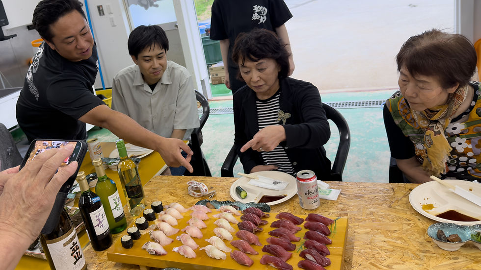 提供された料理を丁寧に説明する徳田さん