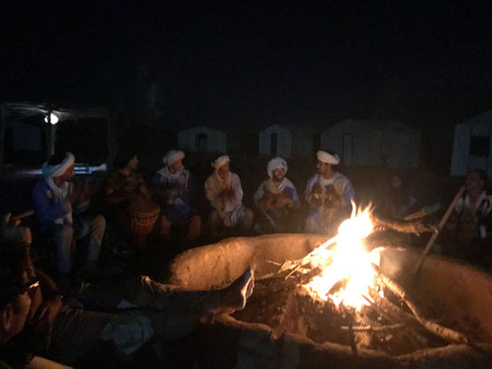 Soirée musicale devant le feu de camp.jpg