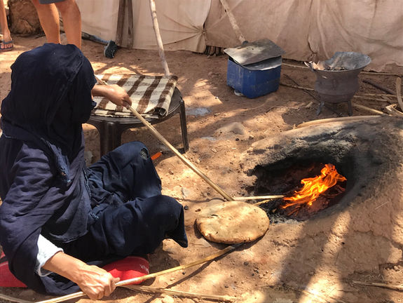 Cuisson du pain dans le four en terre | chez les nomades à Chegaga | excursions Légendes berbères Maroc.jpg
