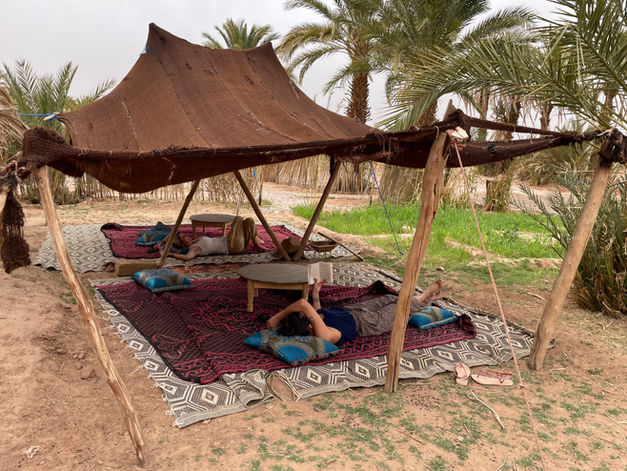 Une sieste sou sa khaïma.jpg