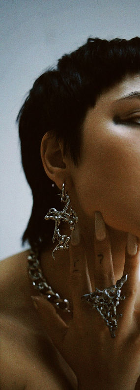 lidská bytost v kovových šperkech