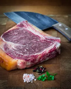 60 days premium swiss dry aged wagyu von der seite