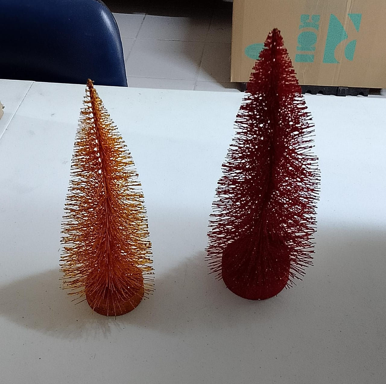 Mini árvore de natal brilhosa 1 laranja + 1 vermelha