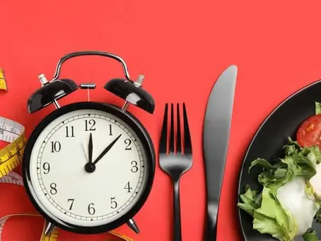 Le jeûne intermittent n’est plus une tendance passagère. C’est aujourd’hui une approche validée par la recherche scientifique pour aider le corps à se réguler naturellement, sans passer par des régimes drastiques ou des privations prolongées. Mais toutes les formes de jeûne ne se valent pas.