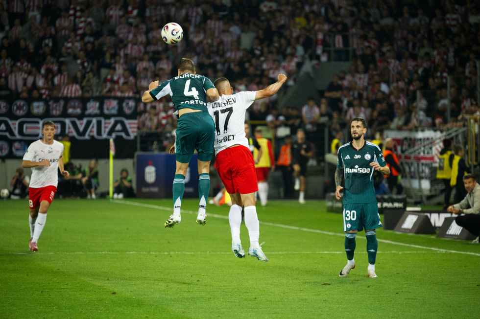 Walka w powietrzu o piłkę