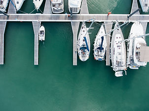 Photo aérienne d'un port de plaisance