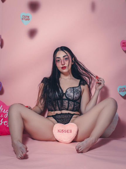Kyra McLeod (kyraannebabe)
Orlando, Florida
Kisses heart pillow onlyfans xxx model black lingerie photoshoot