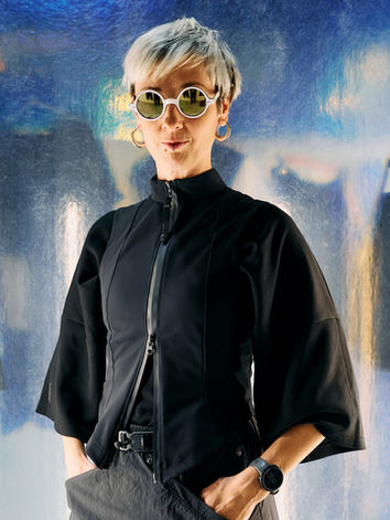 Unisex, techwear móda a doplňky s nádechem japonské estetiky. Značku Segrasegra založily dvě sestry a udržitelnost pro ně není jen komerční pojem. Většina lidí v Segra teamu má děti a myslí i na to, co s planetou bude, až my tu nebudem.