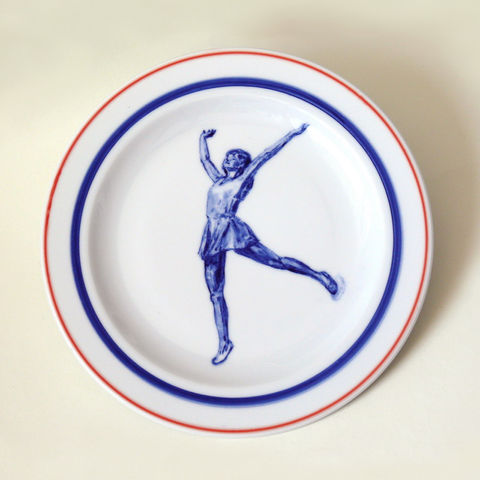 Artistka je malovaný porcelán od Hany ČERNÉ. S ironií a vtipem komentuje dění kolem sebe. Kobaltově modrá malba je pro její porcelán charakteristická.