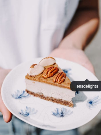 V Len’s Delights jsme vášnivými nadšenci zdravého životního stylu. Víme, že zdravé jídlo může chutnat, protože umíme vytvářet umění lahodných raw pochoutek!
Věříme, že bez ohledu na vaši dietu nebo dietní omezení by každý měl mít možnost dopřát si lahodné, čerstvé pochoutky nejen ke zvláštní příležitosti, ale i po celý rok.
Naše delikatesy jsou zcela veganské, bez lepku, bez laktózy, rafinovaného cukru či konzervantů. Vzhledem k jejich speciální raw přípravě je v našich výrobcích zachován vysoký podíl vitamínů, živin a vláknin.
Len´s Delights produkty jsou vhodné především pro vegany, děti, aktivní sportovce a pro každého, kdo hledá zdravou a lahodnou alternativu klasických zákusků a snacků.
Jídlo by mělo být zážitkem.