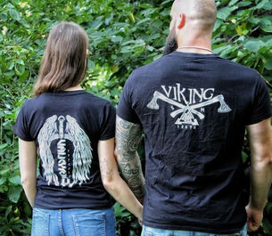 Paar von hinten mit Wikinger-Shirts – Runen und Walküre sichtbar