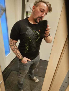 Mann mit Bart präsentiert North Legendary Shirt im Spiegel
