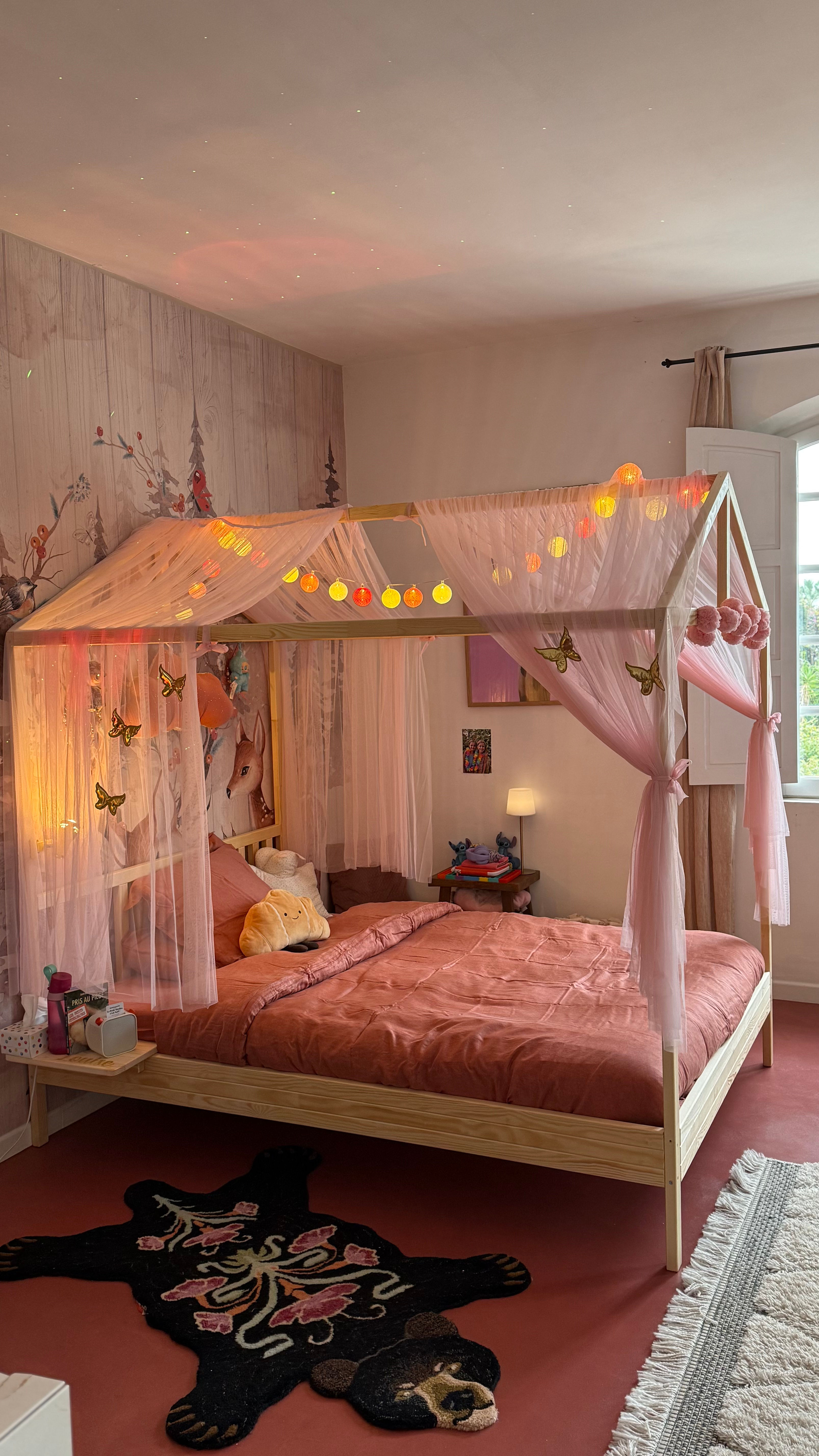 Lit girafe 140x190 avec tablette de nuit incluse 