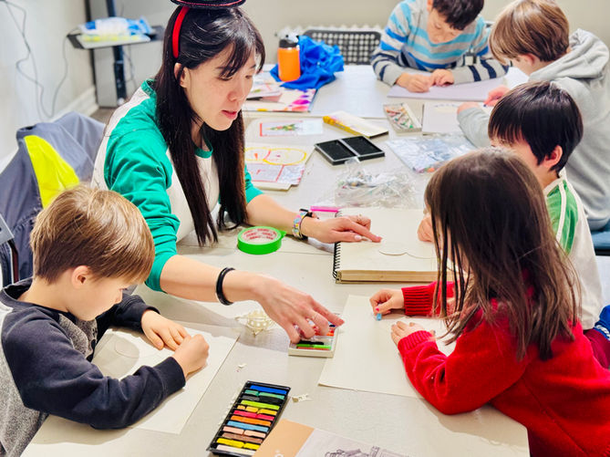 Joey Laoshi teaching art in Mandarin