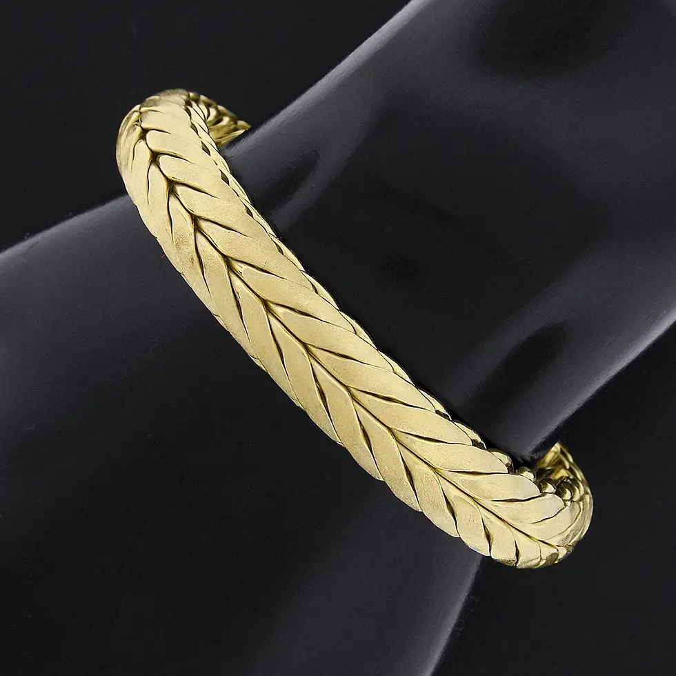Thumbnail: Vintage UnoAErre 18k Gold Matte Braided "V" Chevron Pattern 3D Link Bracelet