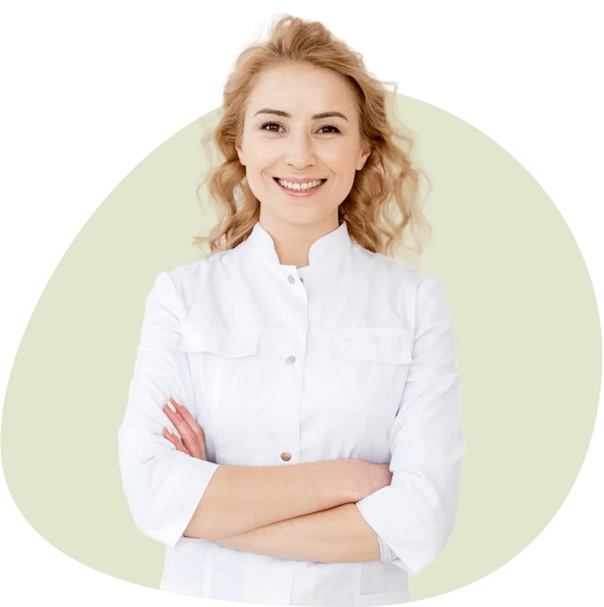 sarah_dermatologin_lächelnd.webp