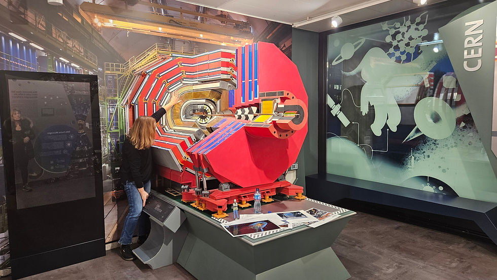 Katharina Müller während ihrer Führung über das CERN im Science Pavillion UZH