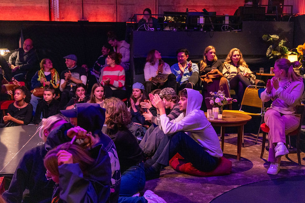 Publikum bei der offenen Bühne des Schauspielhauses Zürich