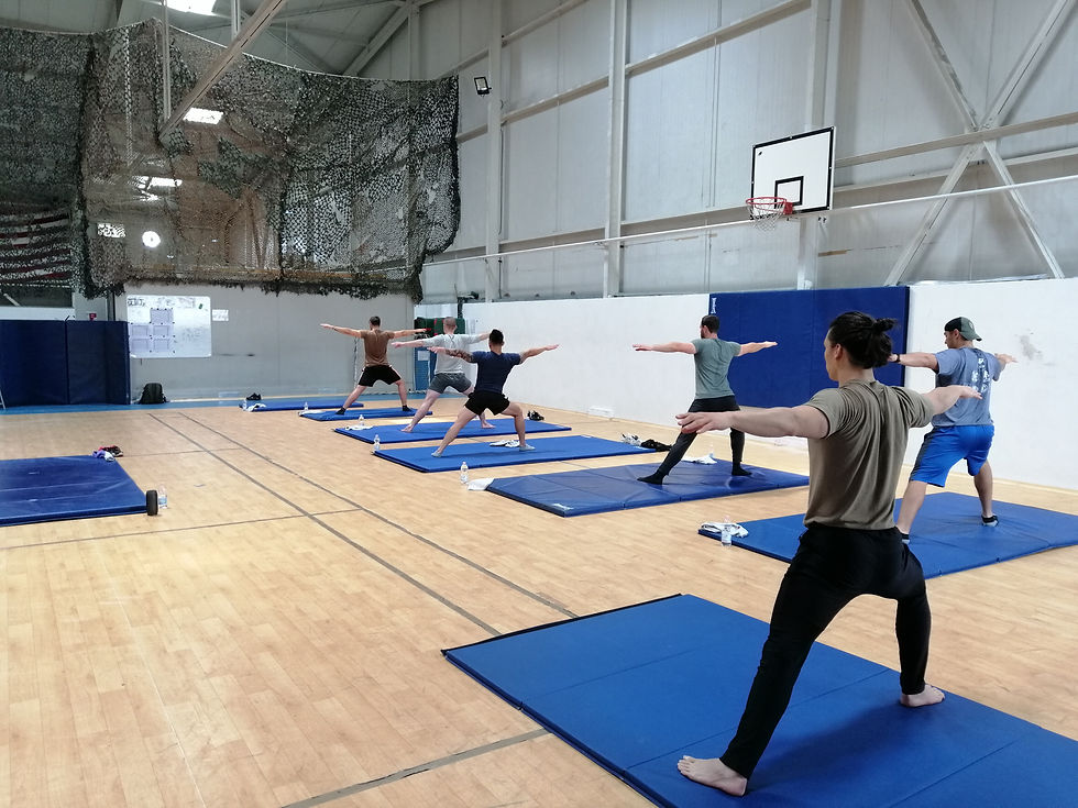 Schweizer Swisscoy und amerikanische Soldaten bei meiner freiwilligen Yoga Lektion Sonntagsmorgen von 10 - 11 Uhr während meinem militärischen Auslandseinsatz im Camp Novo Selo, Kosovo