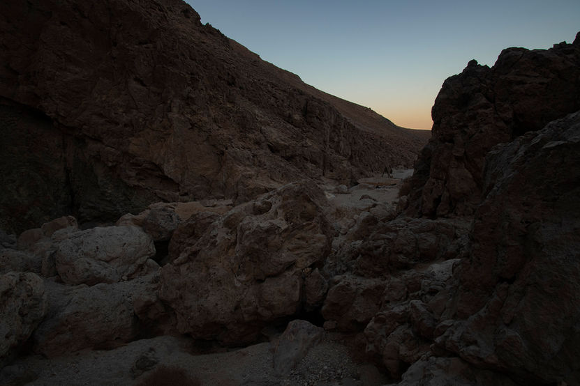 Morgengrauen in der Wüste an einem offenen Feuer bei Nacht in der Wüste an einem Sonnenuntergang in der Wüste an einer Wüstenlandschaft an einem Systemischen Naturtherapie-Retreat in der Wüste in Ägypten, El Gouna 
