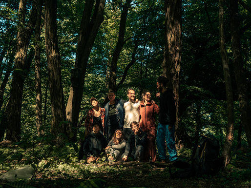 Naturtherapie-Retreat in der Gruppe im Wald, mit Sonnenlicht, das durch die Bäume scheint