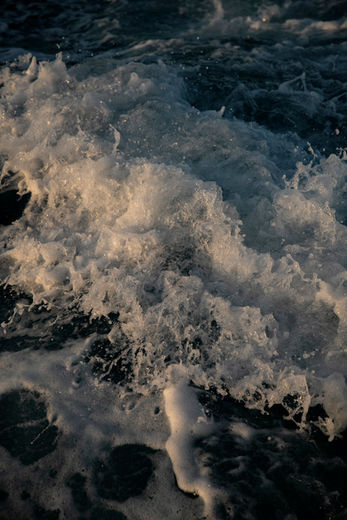 Red Sea water with waves and sunlight reflecting, during the Kailo Systemic Nature Therapy retreat in El Gouna, Egypt.