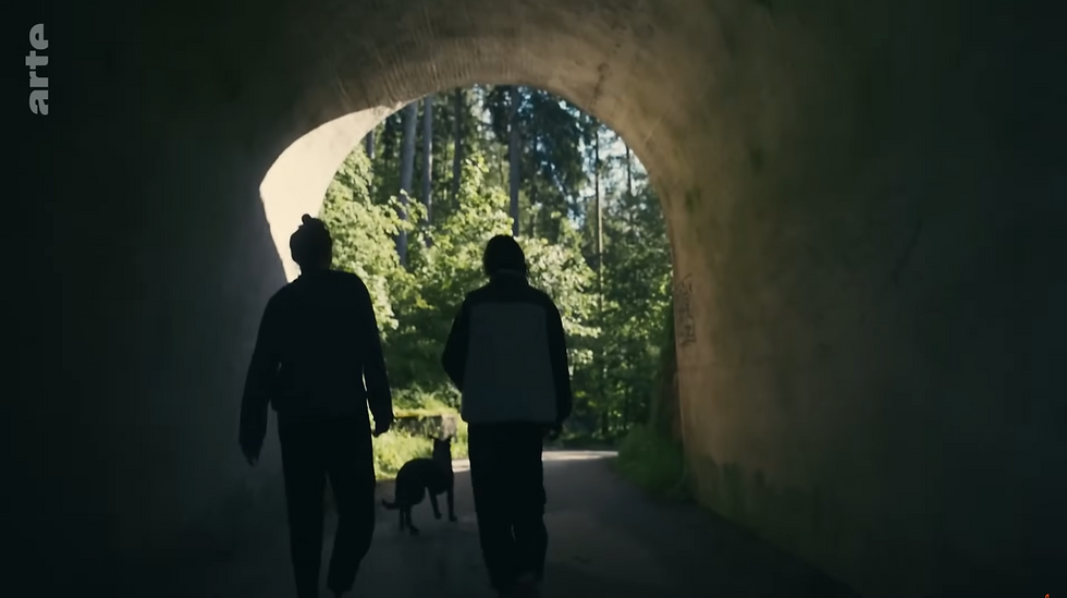 Olivia Köhler und Ronja von Rönne laufen durch die Natur in der arte Doku Sendung Unhappy
