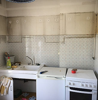 Avant: Une cuisine fermée dans un esprit vintage