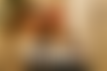 Eine lachende Mutter mit schulterlangem braunem Haar und ihre Tochter mit roter Mütze und Brille stehen nebeneinander vor einem Brillenregal. Beide tragen helle Wollschals und wirken fröhlich und begeistert. Im Hintergrund leuchtet ein Weihnachtsbaum. Unten im Bild steht in weisser Schrift: „WEIHNACHTS-SCHNÄPPLI“.